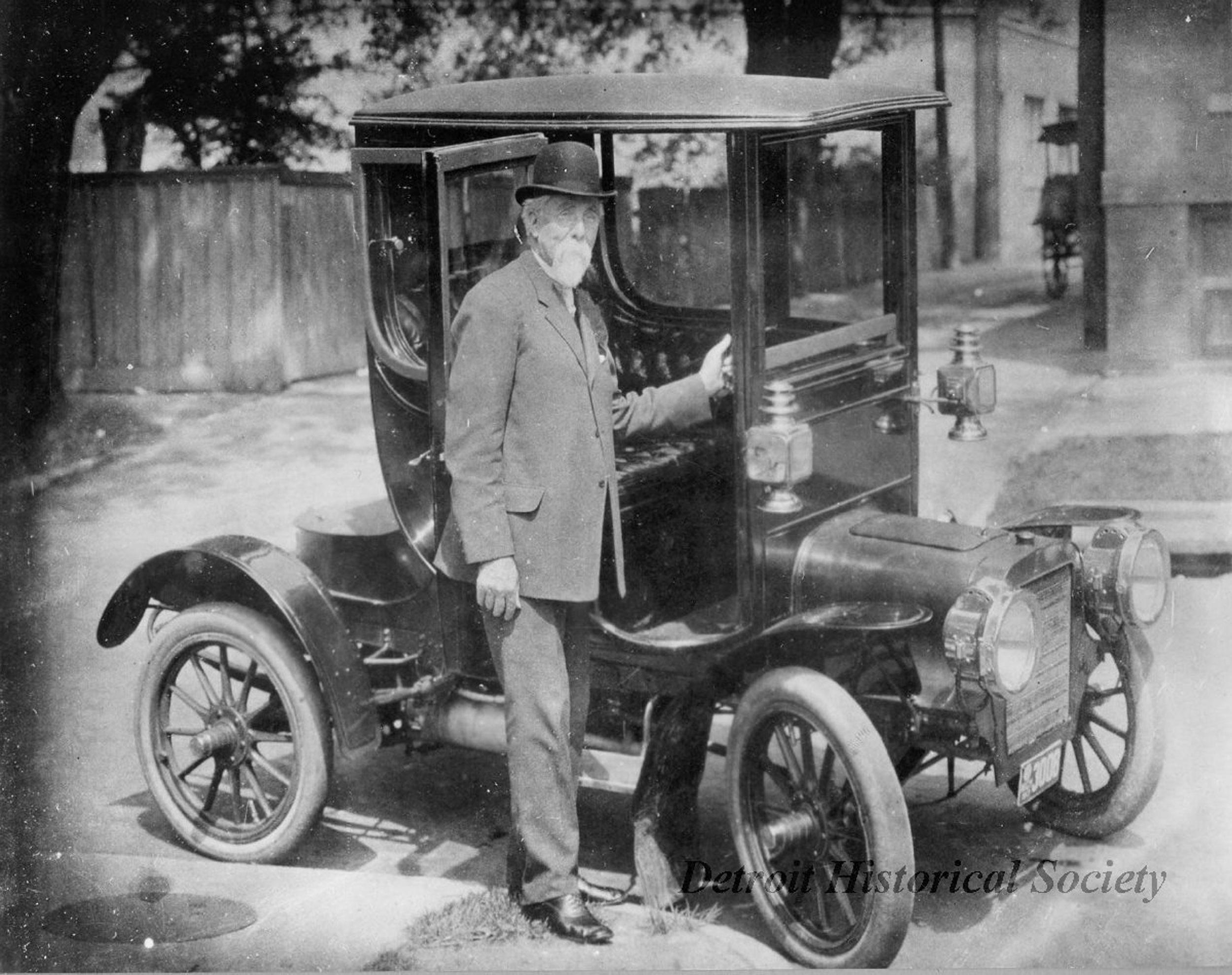 2500x1979, 597 Kb / автомобиль, классика, ретро, ч/б, Cadillac, пиджак, шляпа, Генри Леланд, Henry Leland