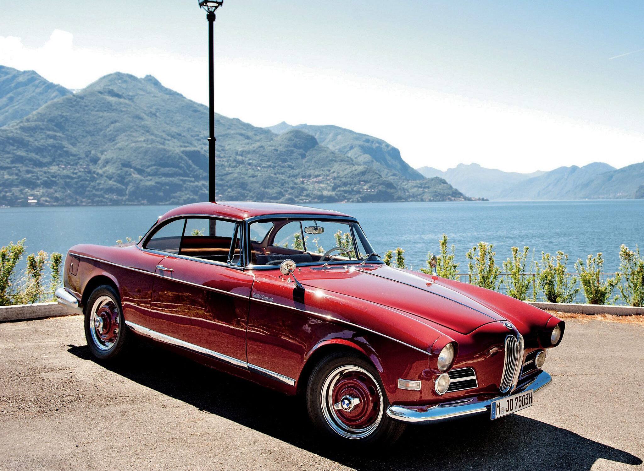 2048x1500, 469 Kb / автомобиль, классика, ретро, горы, побережье, BMW, купе, столб, фонарь, набережная, море