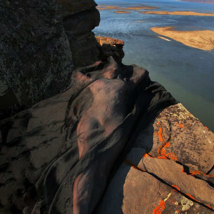 709x709, 272 Kb / женщина, платок, ткань, прозрачное, камни, скалы, воды