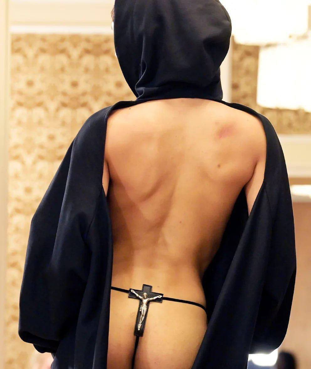 992x1178, 111 Kb / распятие, крест, стринги, попка, спина