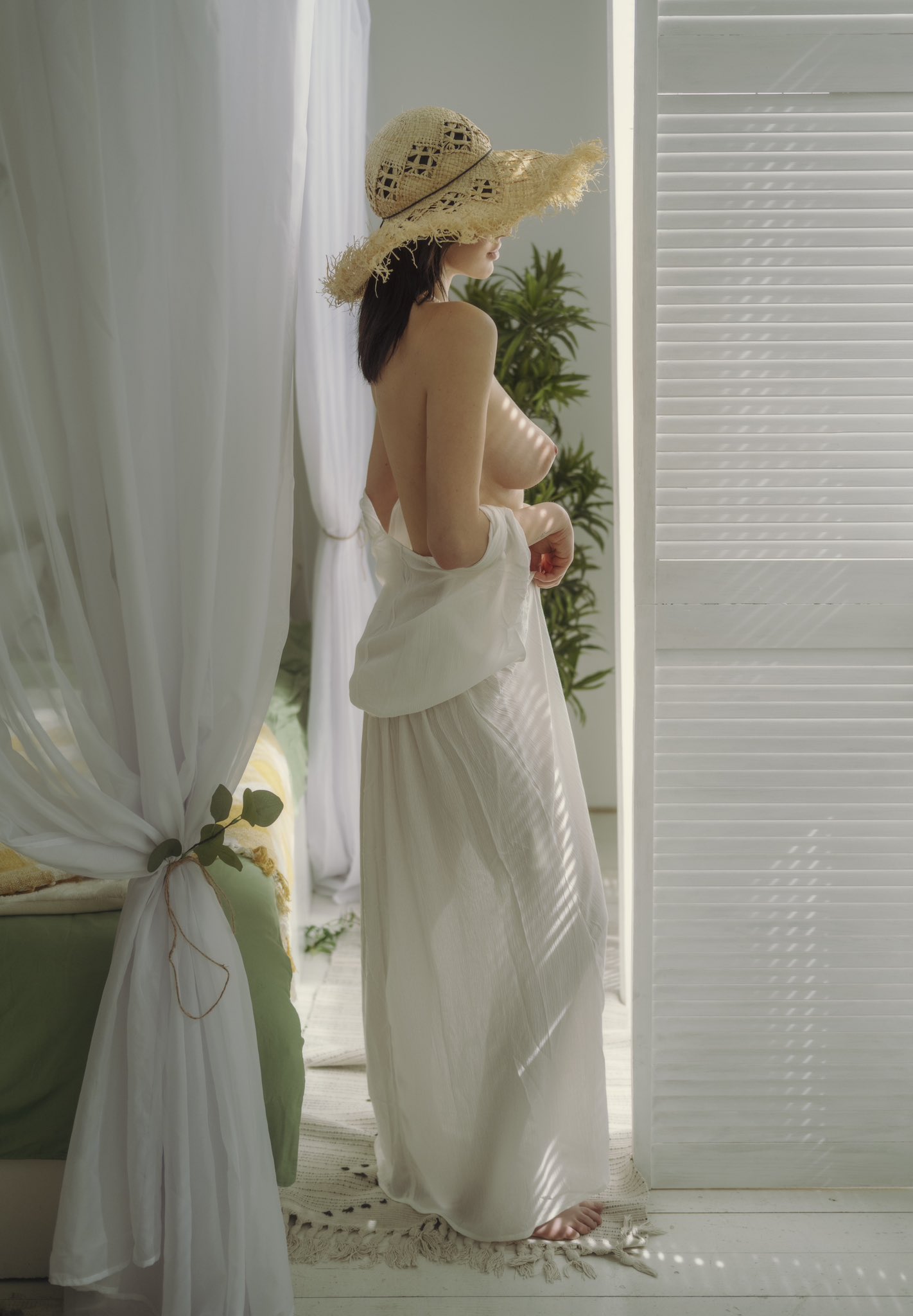 1422x2048, 217 Kb / брюнетка, стоит, шляпа, платье, белое, жалюзи, штора, Давид Дубницкий, David Dubnitskiy