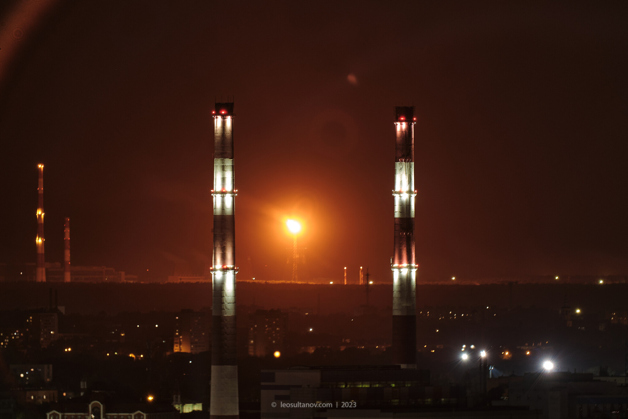 2048x1365, 251 Kb / труба, факел, ночь, огни