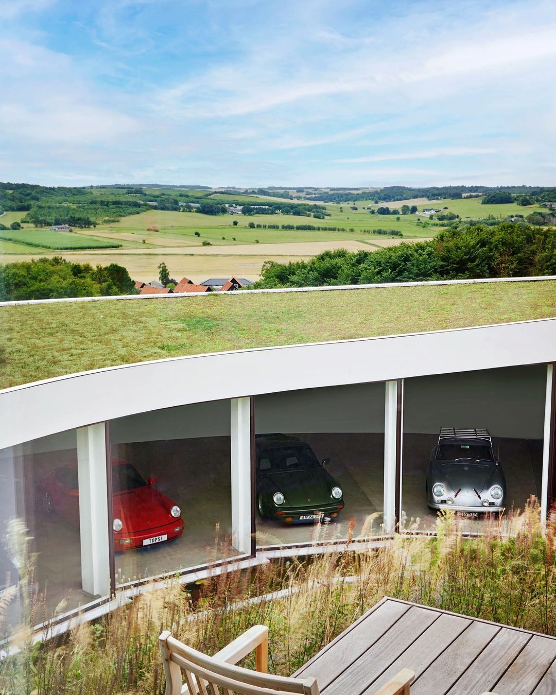 1080x1350, 250 Kb / Гараж, трава, Порше, Porsche, поля, луга, стул, музей
