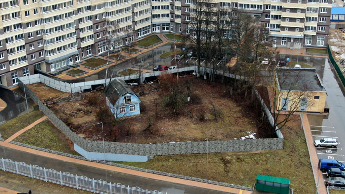 700x394, 105 Kb / синий домик, Одинцово, двор, дача, многоэтажка, дом