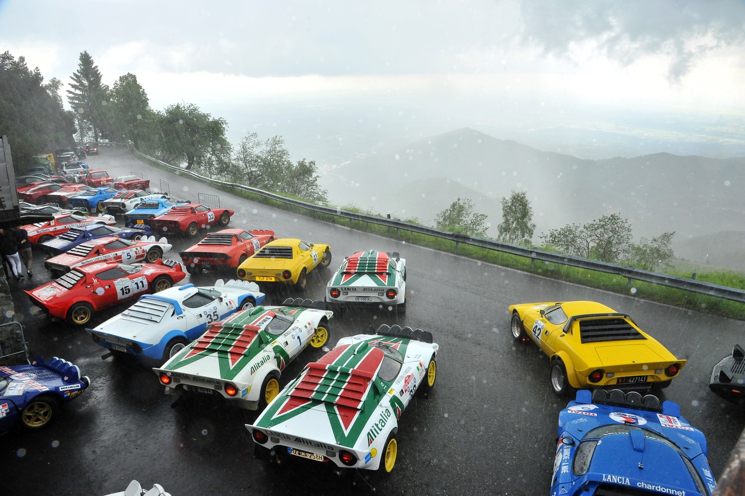 1500x998, 466 Kb / автомобиль, классика, ретро, горы, небо, туман, ралли, гонки, lancia