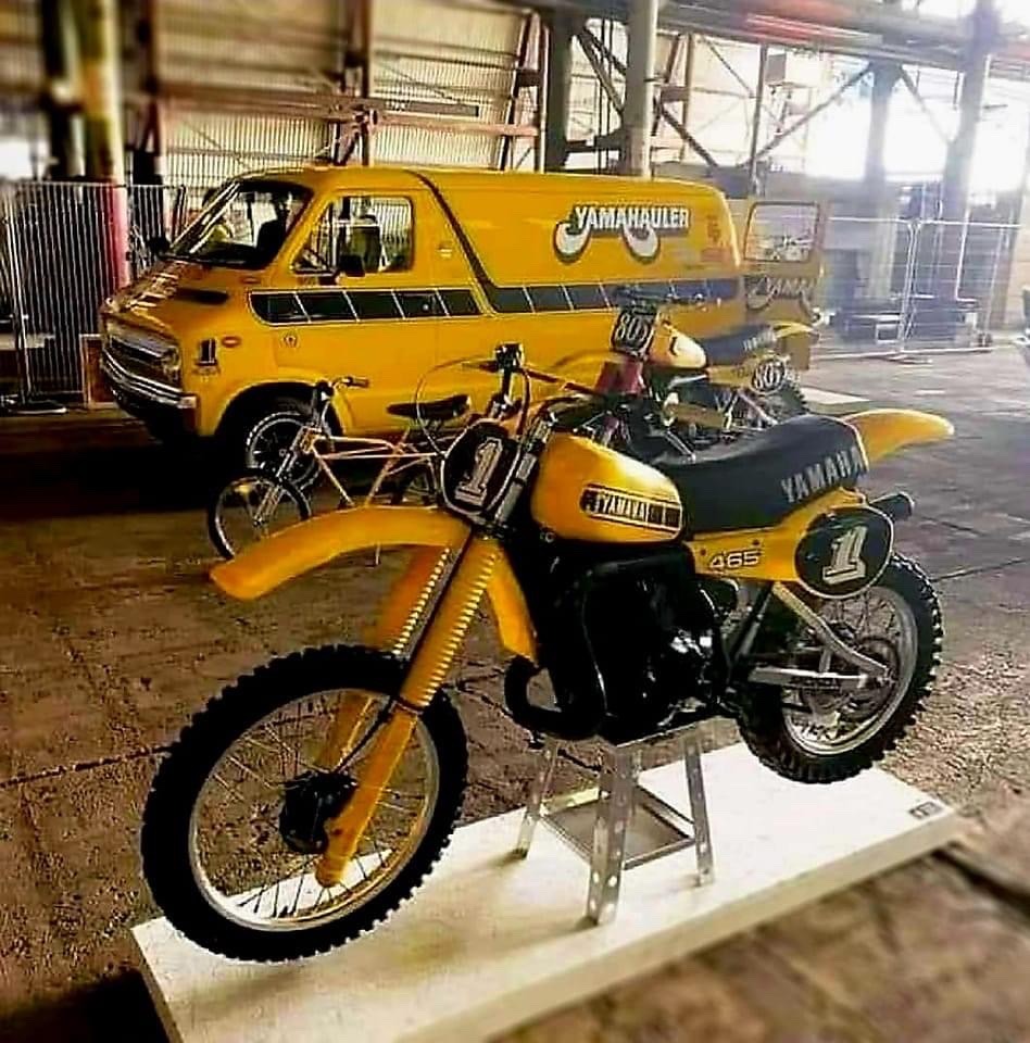 948x960, 187 Kb / автомобиль, классика, ретро, мотоцикл, фургон, yamaha, гараж, Dodge B100