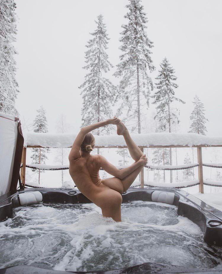 750x926, 130 Kb / голая, бассейн, снег, деревья, вода, пена