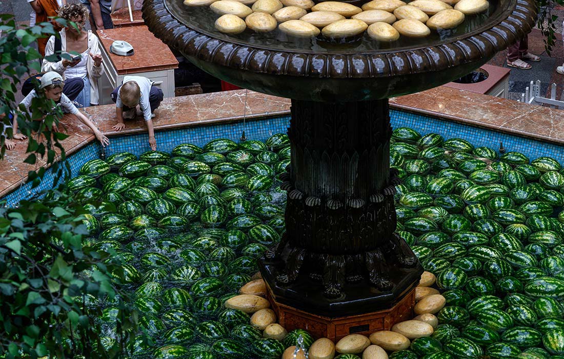 1100x700, 198 Kb / ГУМ, Москва, арбуз, дыня, фонтан