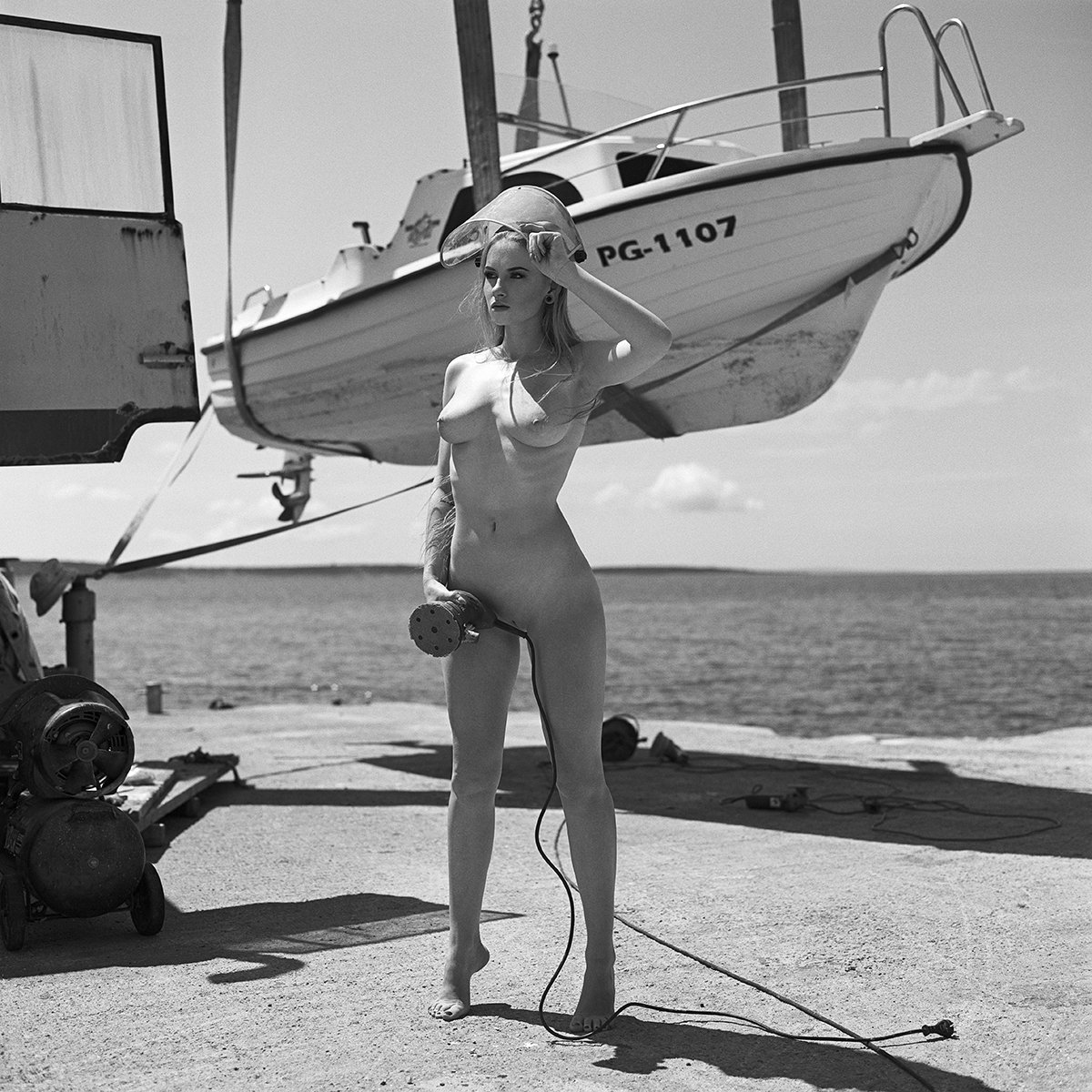 1200x1200, 310 Kb / ч/б, катер, лодка, пристань, шлифовальная машинка эксцентриковая, шлифмашина, голая, бритая, защитный экран, защита, NinoVeron