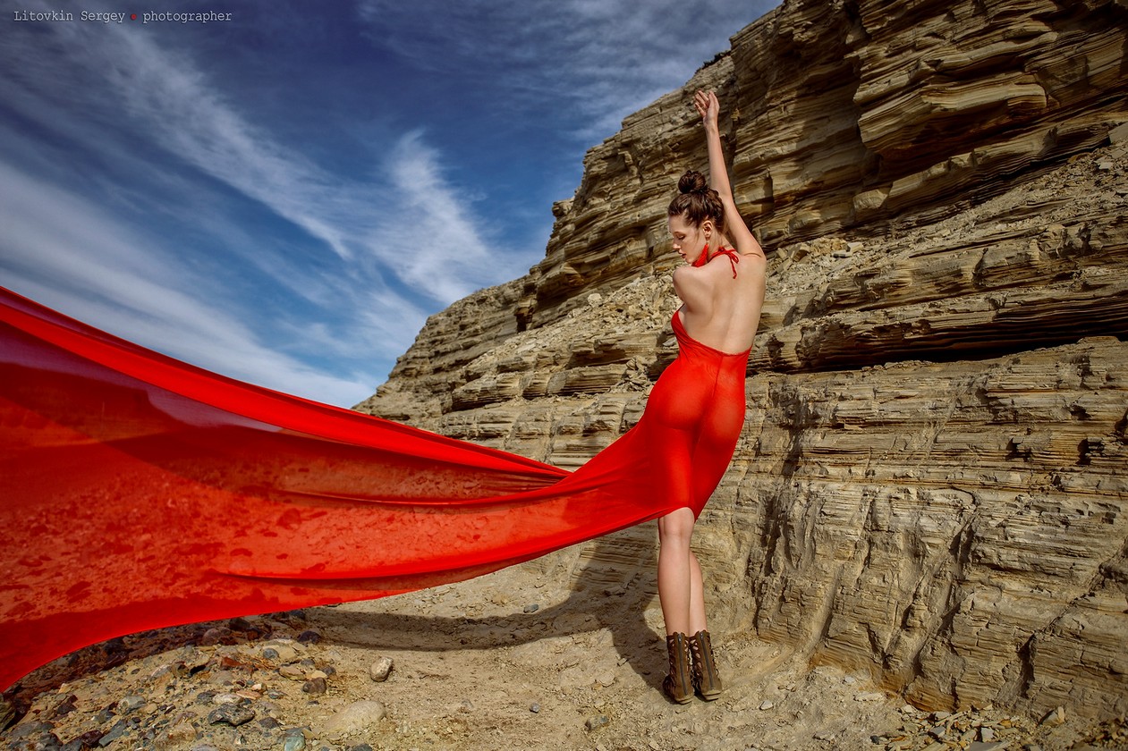 1261x840, 355 Kb / красное, полотно, прозрачное, камни, гора, скала, серьги, ботинки, Литовкин, Litovkin, Алтай