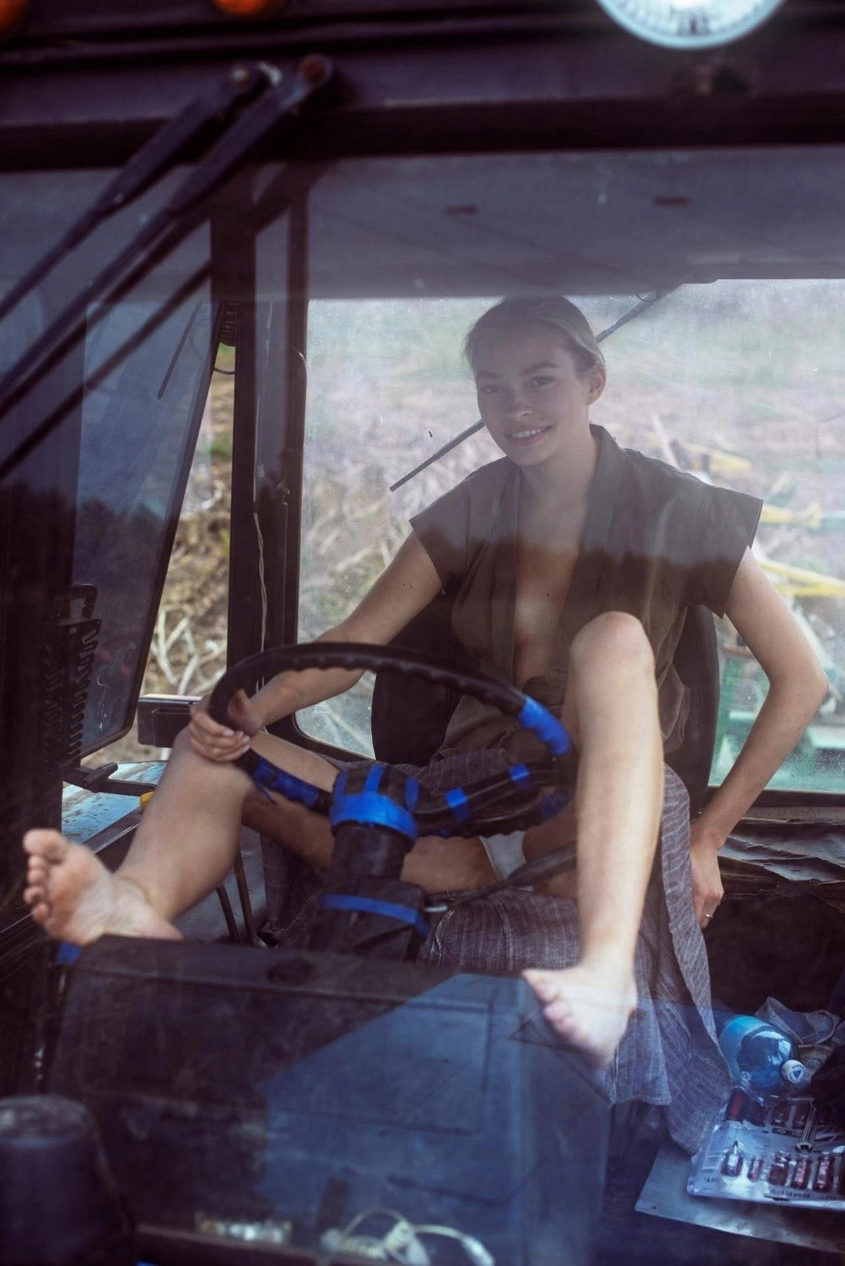 1200x1797, 276 Kb / блондинка, руль, трактор, кабина