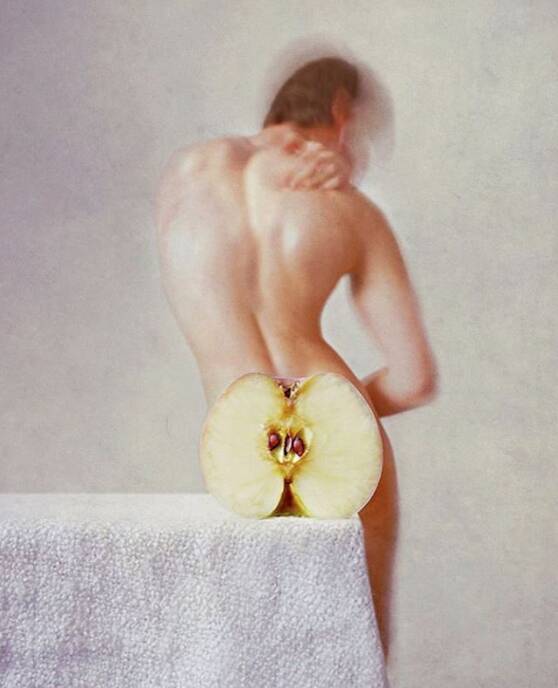 558x688, 31 Kb / мужчина, спина, яблоко, край