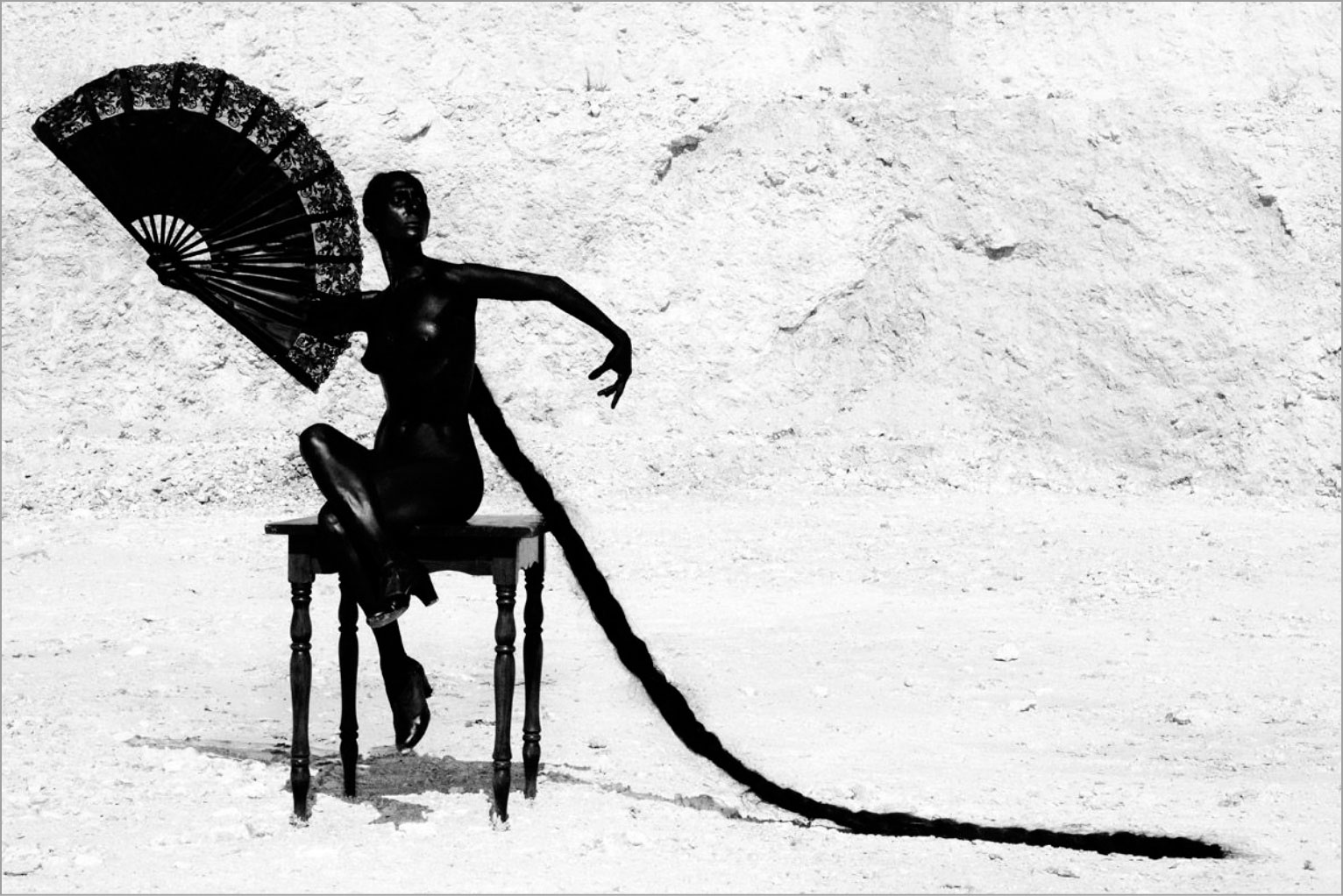 1532x1022, 271 Kb / черная, женщина, негритянка, коса, столик, веер, ч/б