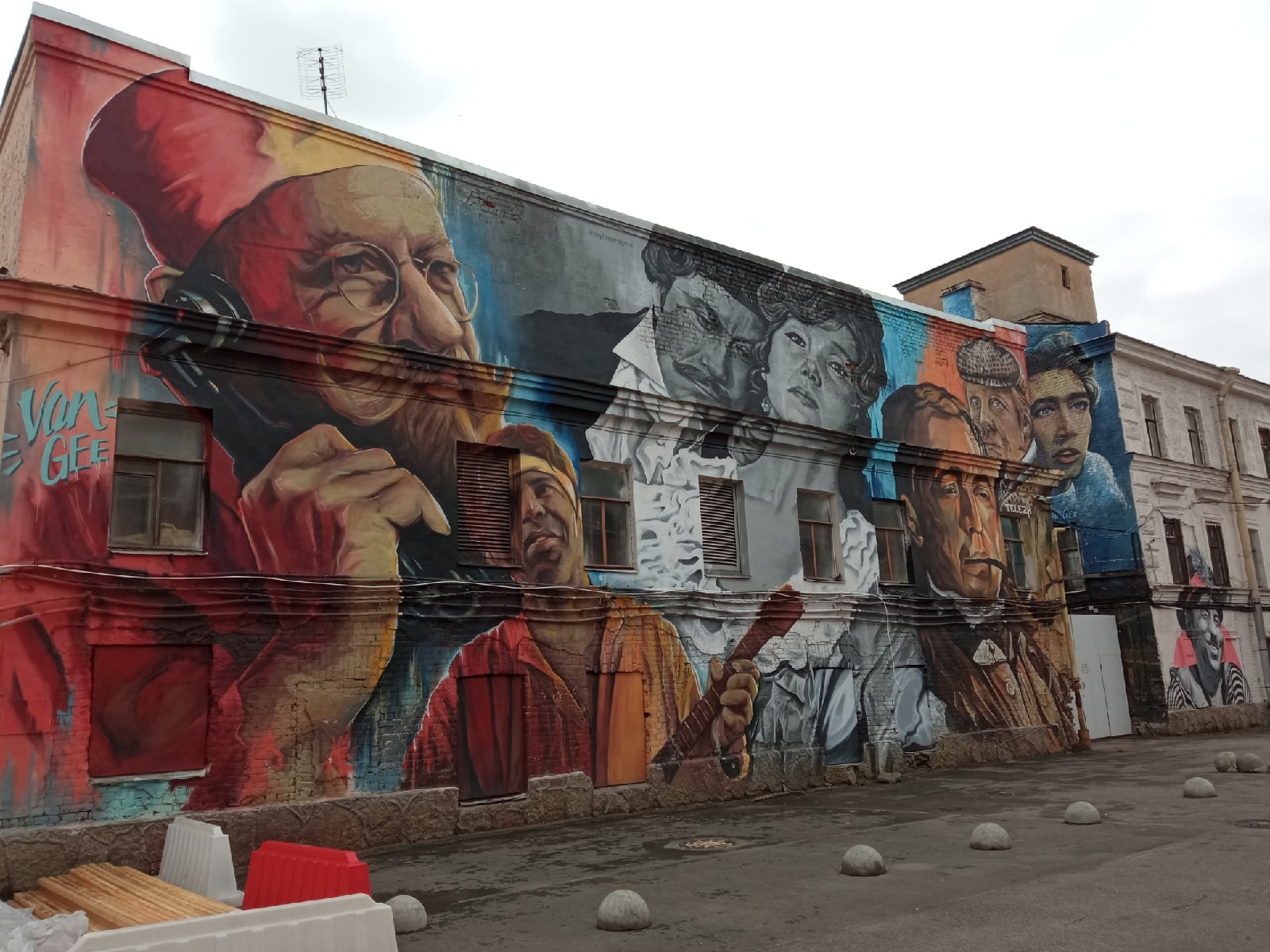 1600x1200, 467 Kb / граффити, вандализм творческий, советское кино, актёры