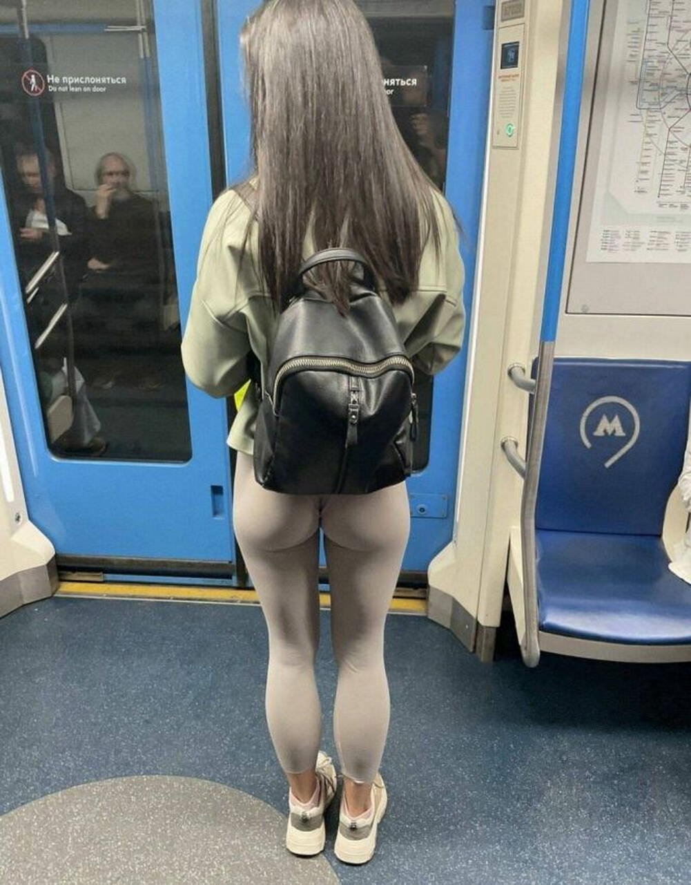 1001x1281, 157 Kb / брюнетка, стоит, попка, леггинсы, рюкзак, метрополитен
