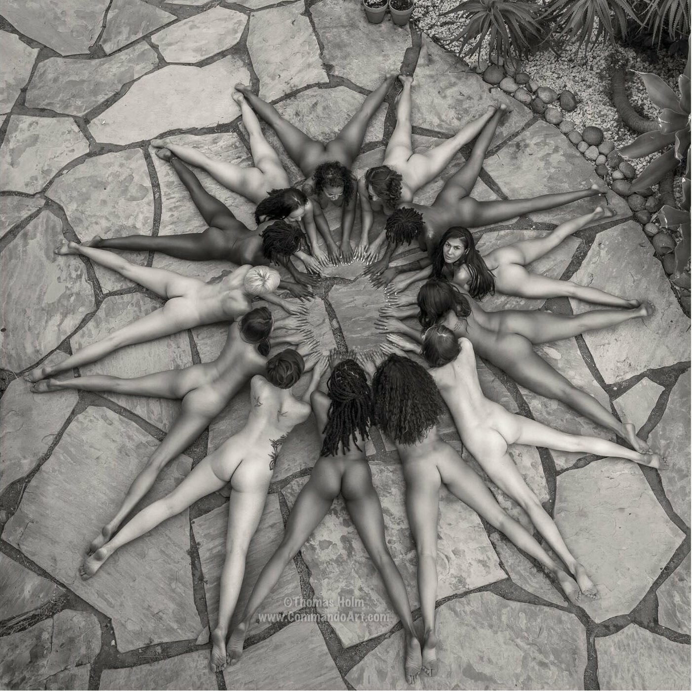 1401x1399, 462 Kb / голые, разные, женщины, лежат, круг, камни, тату, ч/б