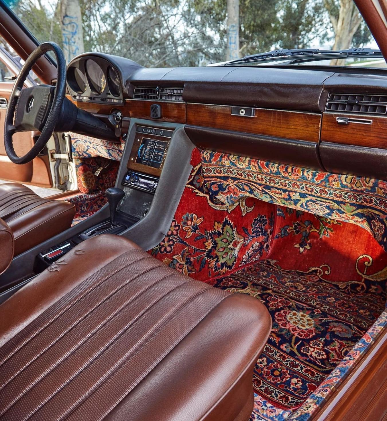 1351x1470, 493 Kb / ковры, Мерседес, хиппи, автомобиль,