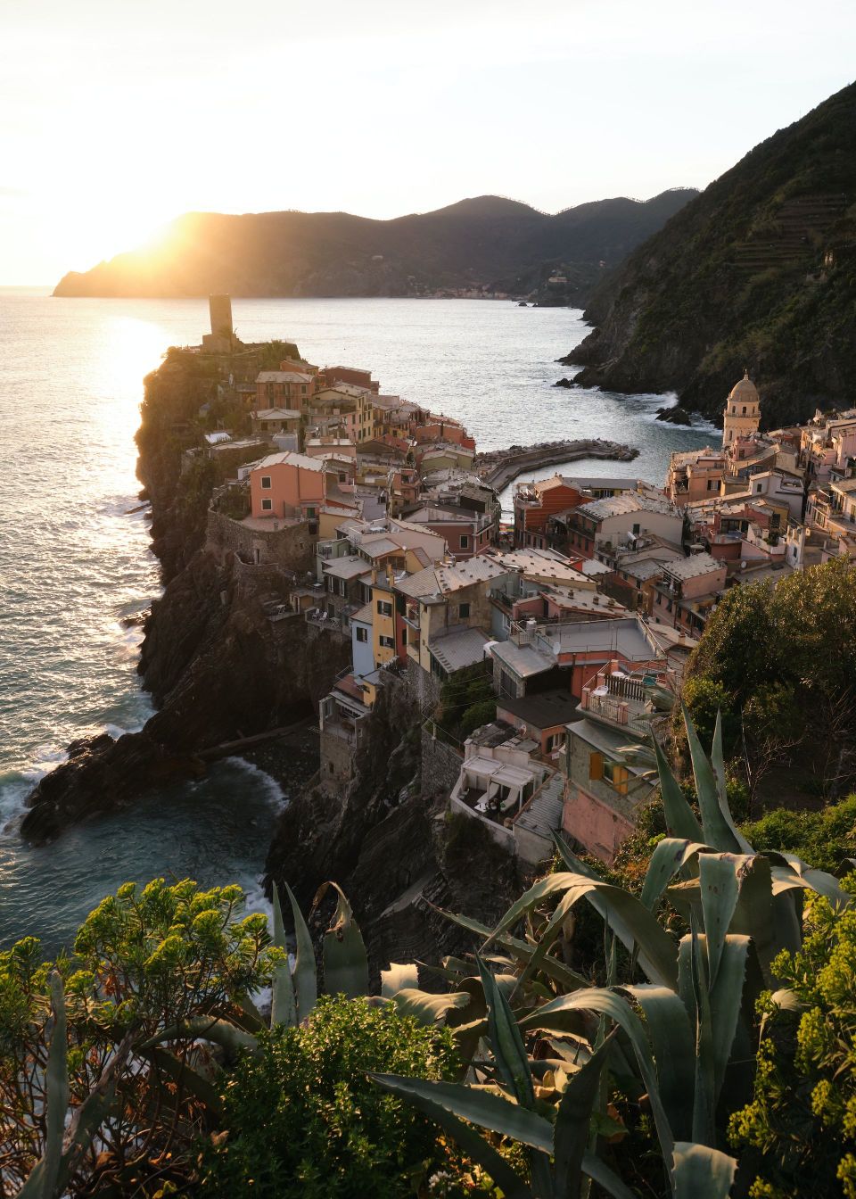 960x1344, 244 Kb / Vernazza, Italy, Италия, горы, скалы, берег, солнце, цветы, дом, крыша, залив, Cinque Terre, Чинкве-Терре, Лигурия