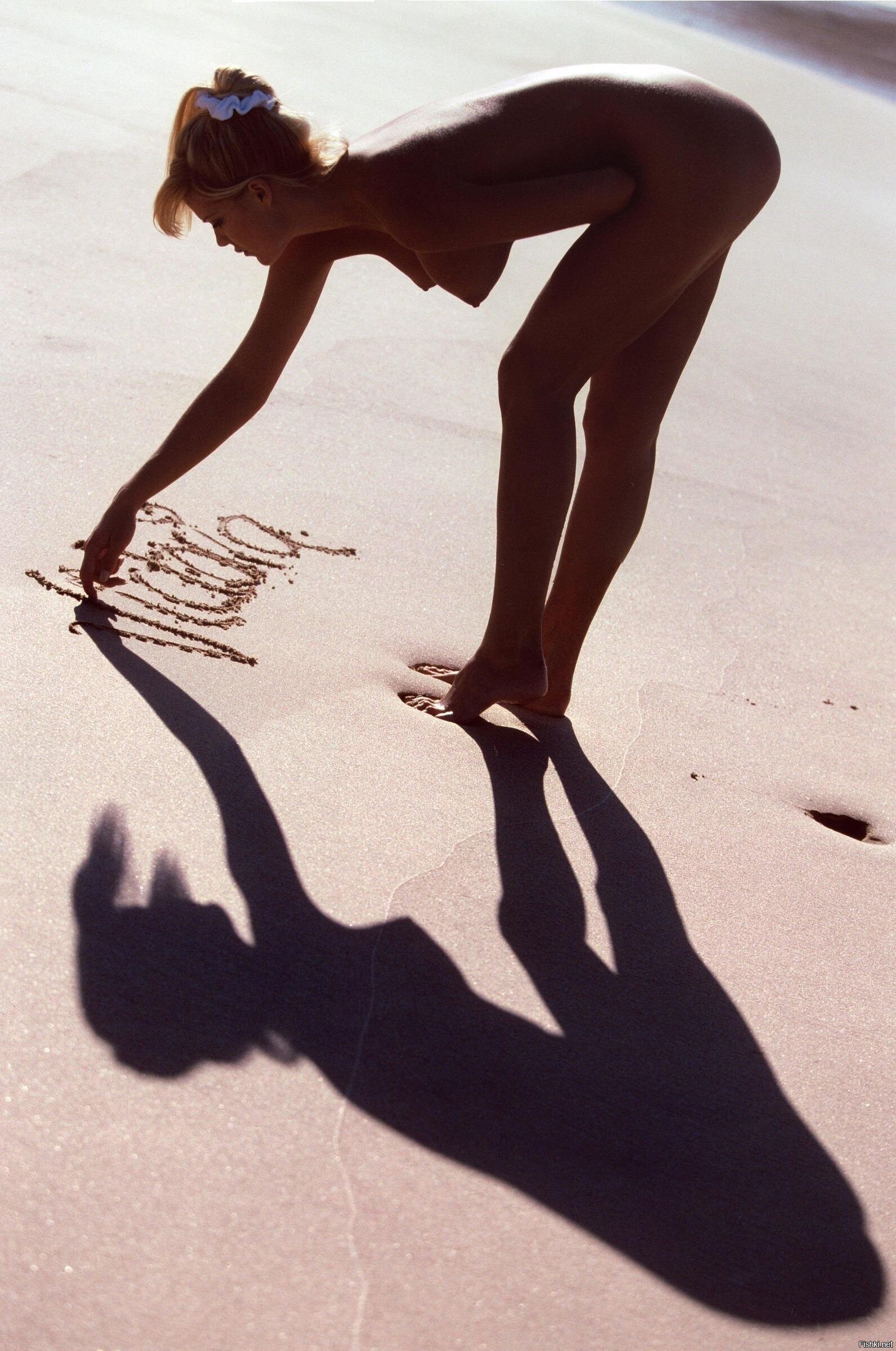 1591x2398, 529 Kb / Пляж, песок, тень, голая, надпись, Victoria Silvstedt