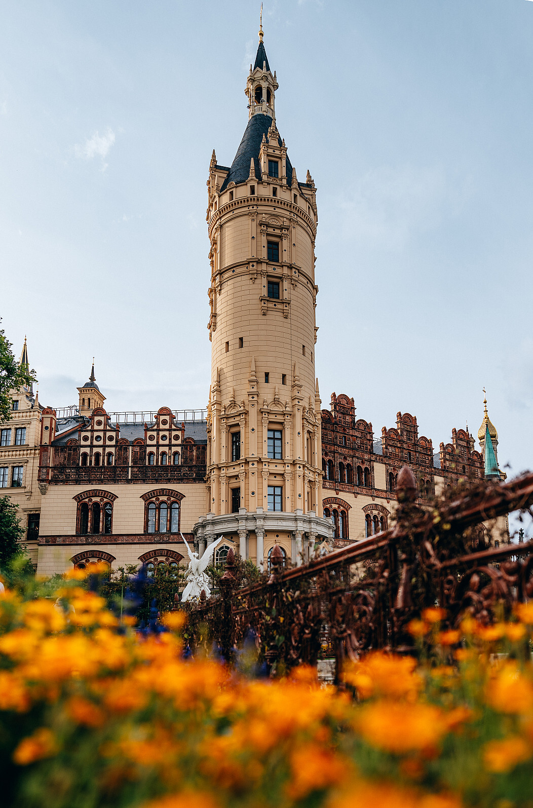 1052x1595, 556 Kb / замок, дворец, башня, статуя, Шверин, Мекленбург, Передняя Померания