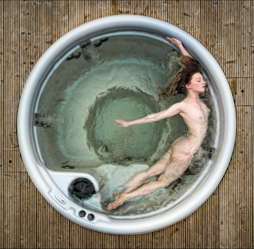 864x848, 268 Kb / Lulu Lockhart, Ванна, сверху, голая, круг, круглая, джакузи