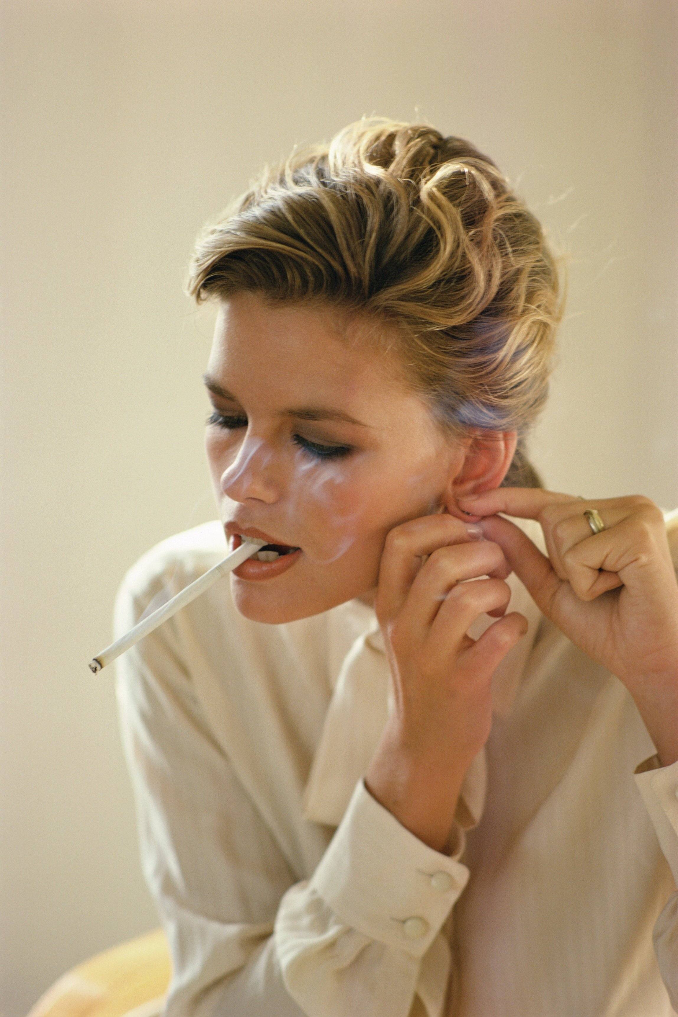 2297x3446, 628 Kb / Lisa Taylor, сигарета, кольцо, рубашкаа, блузка, серьги