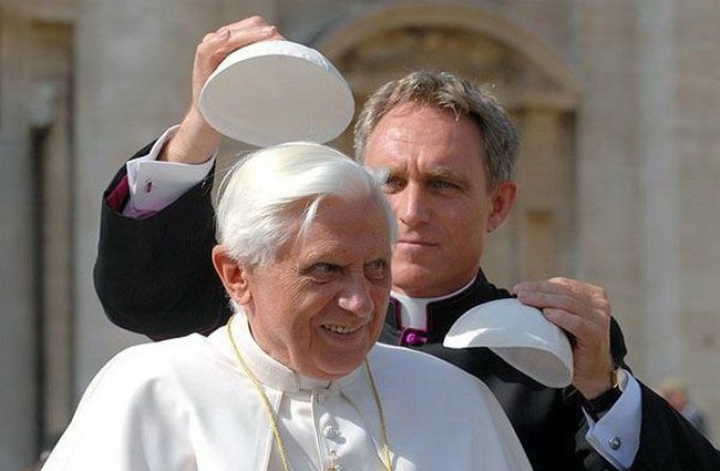 650x425, 49 Kb / папа римский, головной убор, смена