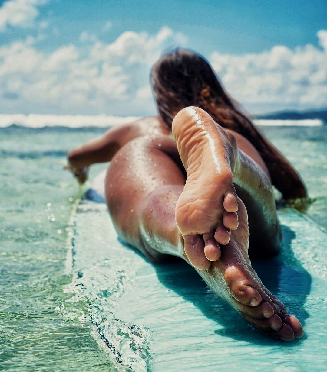 1080x1231, 333 Kb / ноги, купальник, доска, сёрфинг, вода