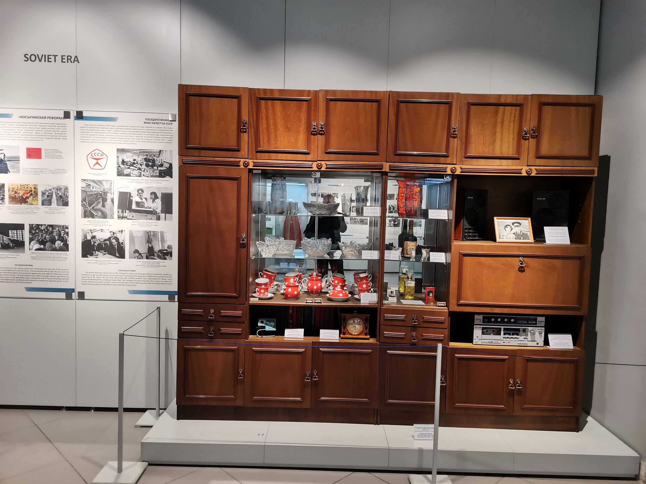 2560x1920, 534 Kb / музей, стенка, мебель