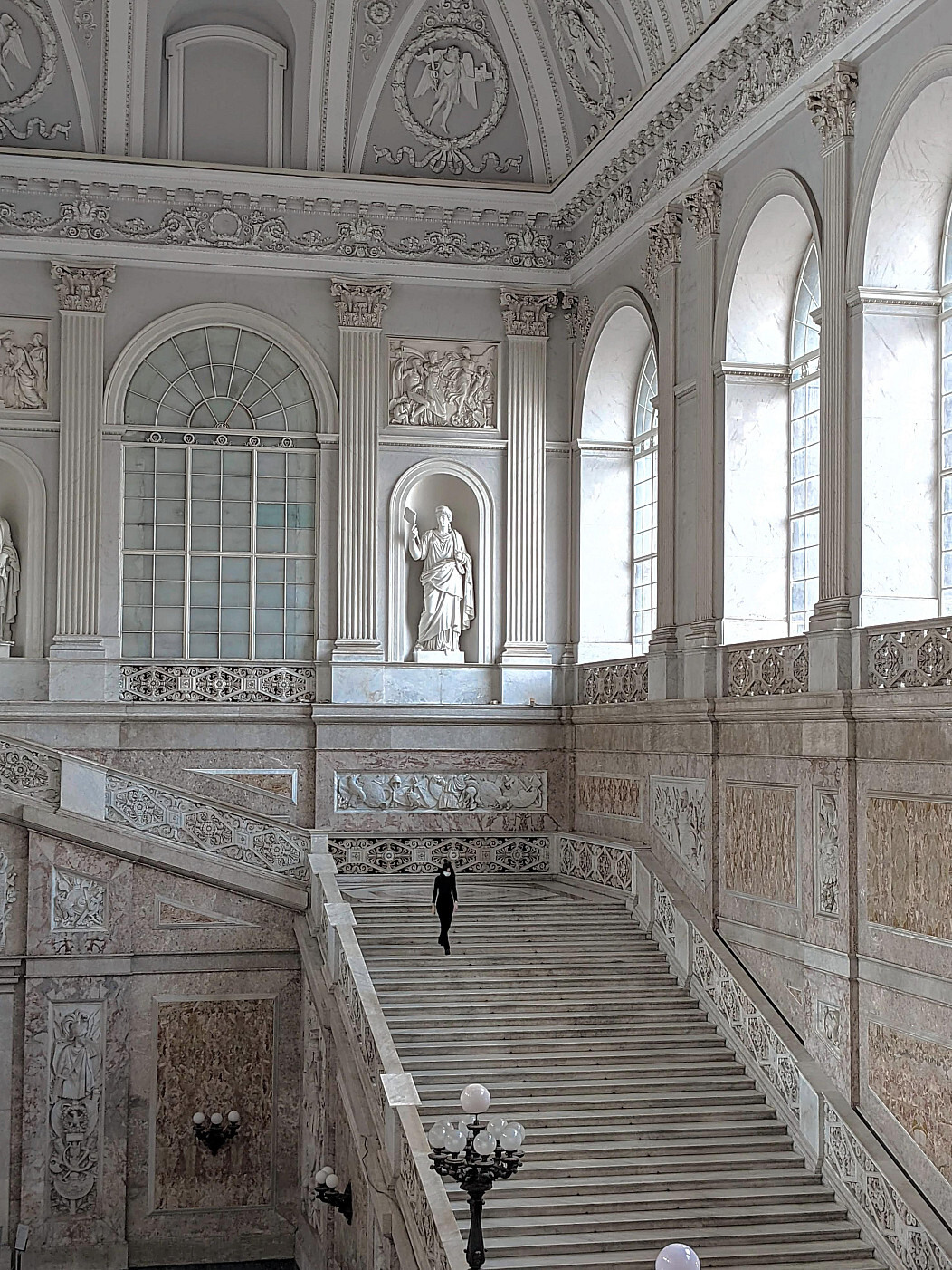 1052x1402, 588 Kb / лестница, архитектура, статуя, фонарь, Неаполь, Королевский дворец