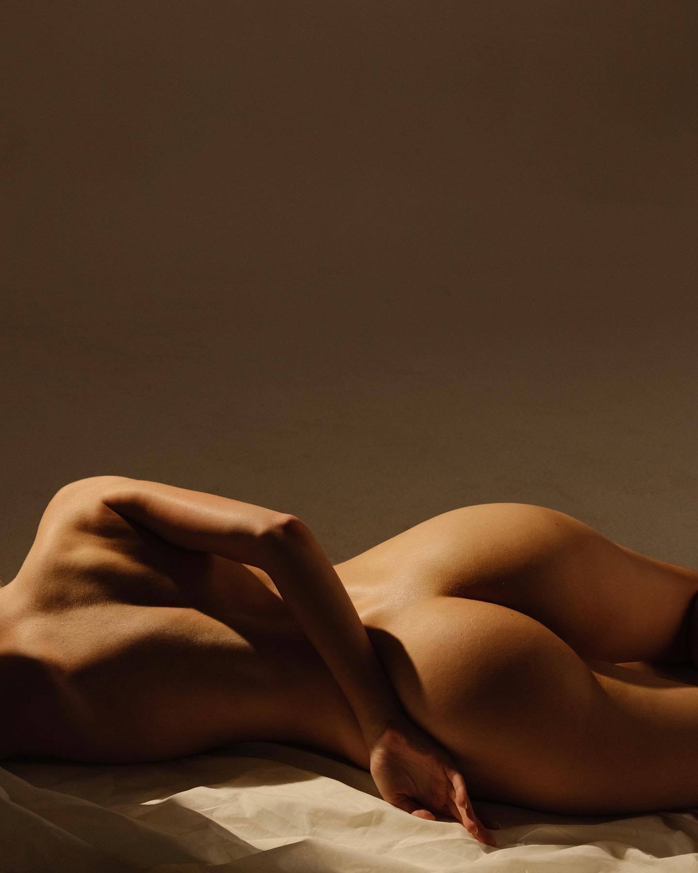 1440x1800, 114 Kb / Dmitry Dubrov, попа, без головы, голая, свет, тень