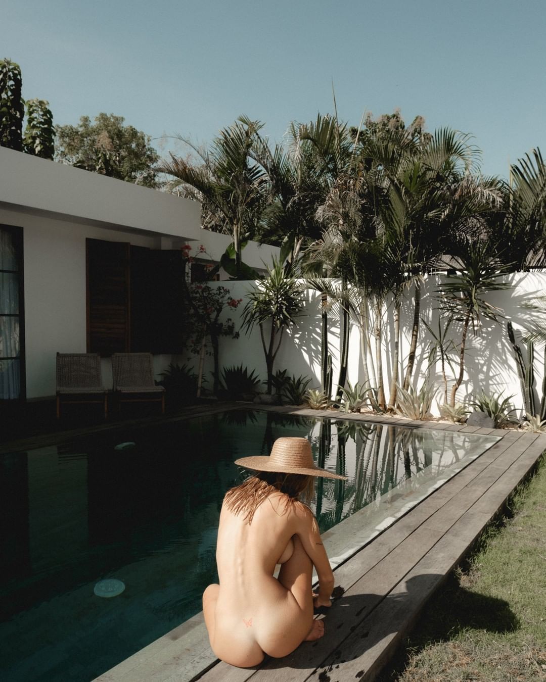 1080x1350, 205 Kb / Шляпа, попа, бассейн, пальма, голая, тату, бабочка