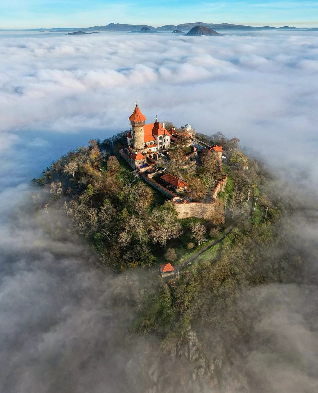 1080x1334, 343 Kb / Крепость Гневин, Hrad Hnevin, замок, Чехия, горы, туман, облака