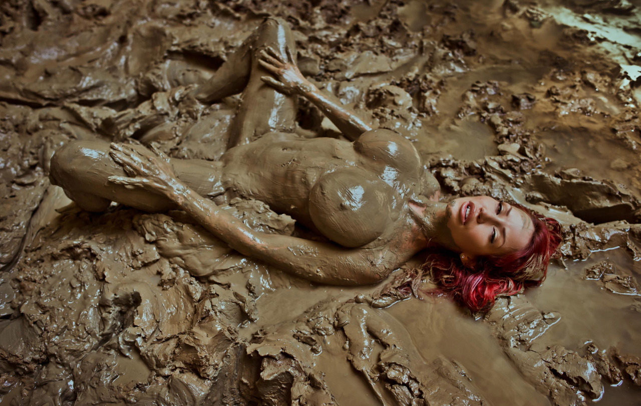 1280x810, 390 Kb / рыжая, лежит, грязь, Bianca Beauchamp