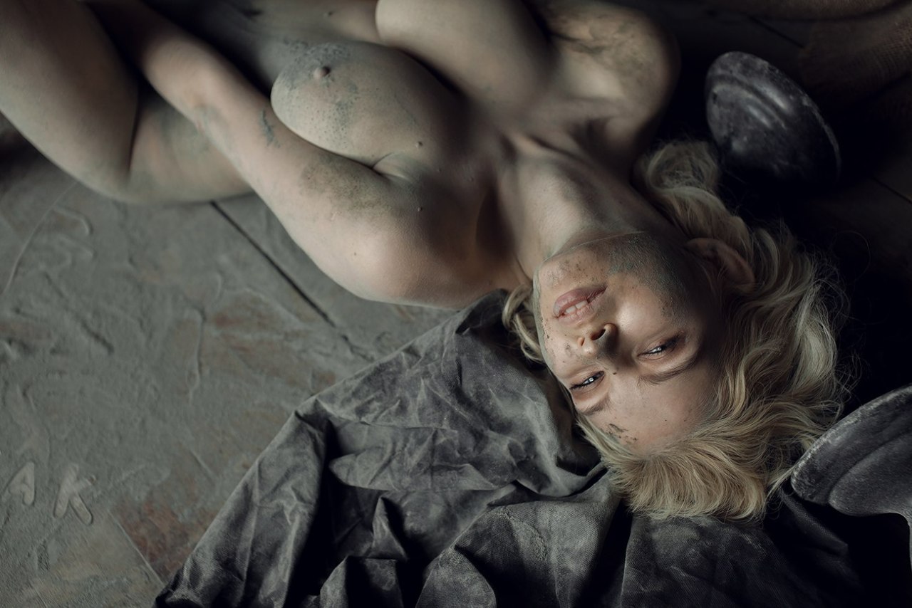 1280x854, 151 Kb / блондинка, лежит, пыль, грязь