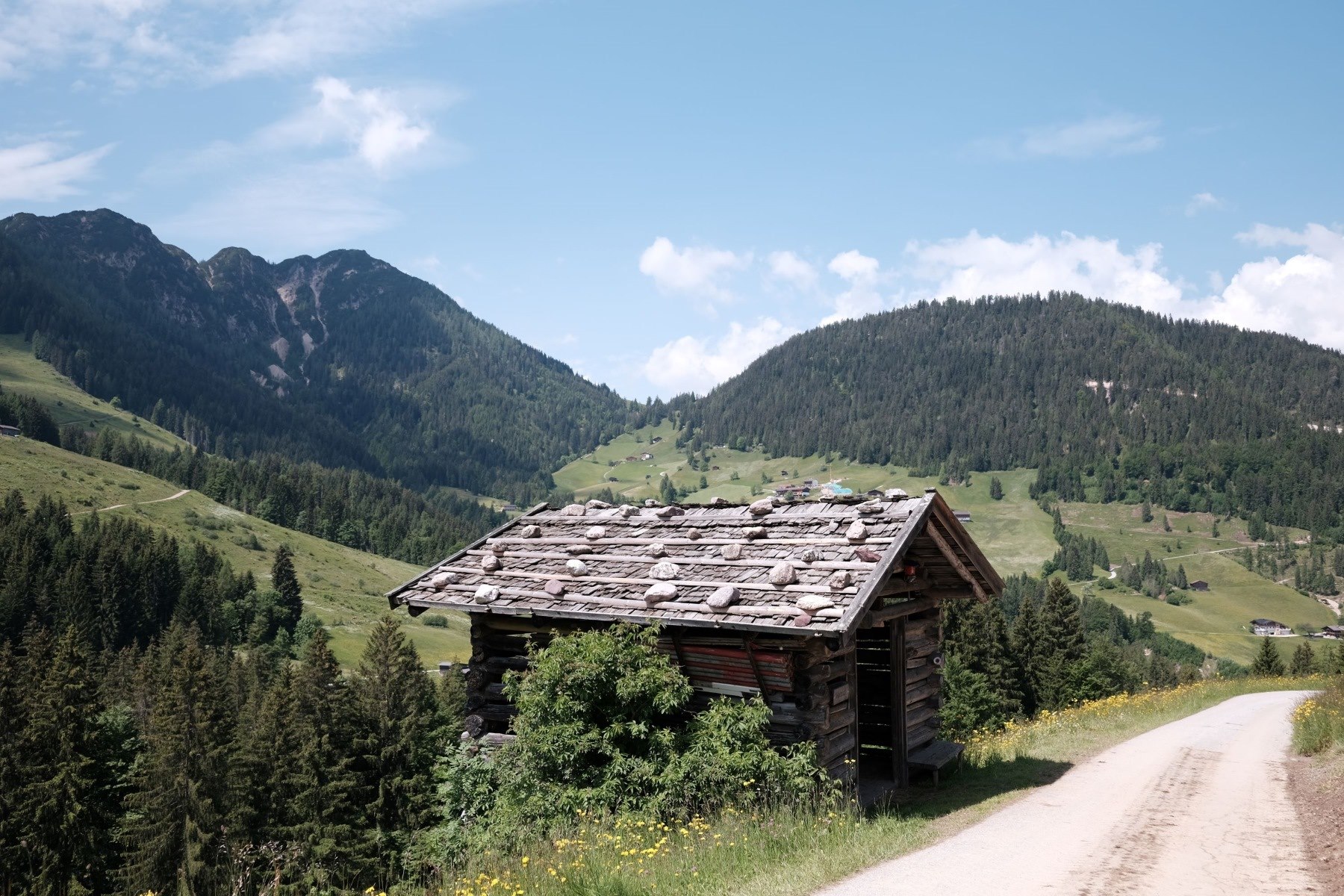 1800x1200, 535 Kb / Австрия, дорога, крыша, камни, горы, лес