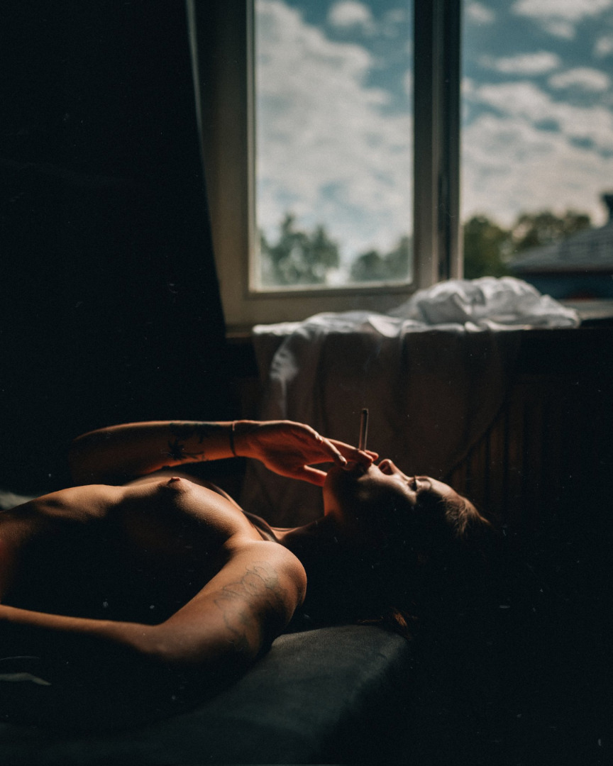 864x1080, 164 Kb / Сигарета, окно, тату, браслет, лучи