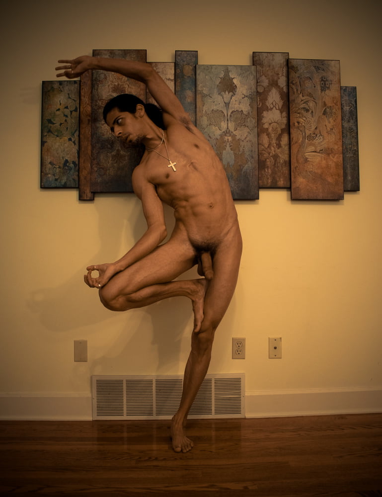 769x1000, 80 Kb / мужчина, поза, панно, крест