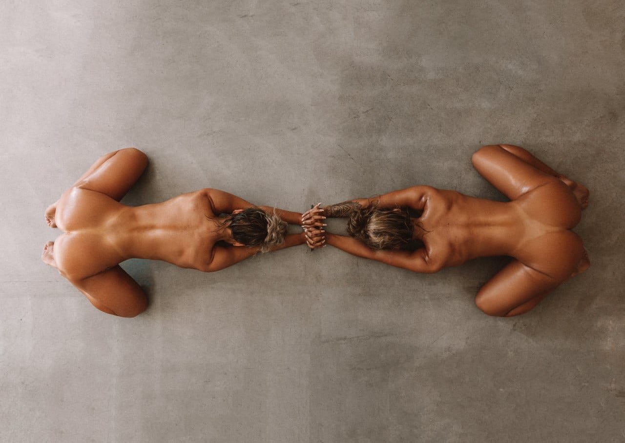 1280x908, 103 Kb / две, голые, тату, спина, сверху, James Felix