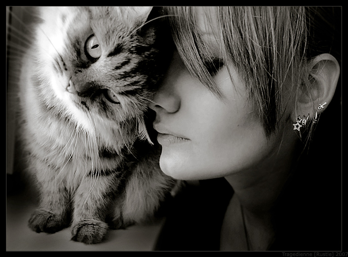 700x516, 142 Kb / кошка, девушка, ч/б