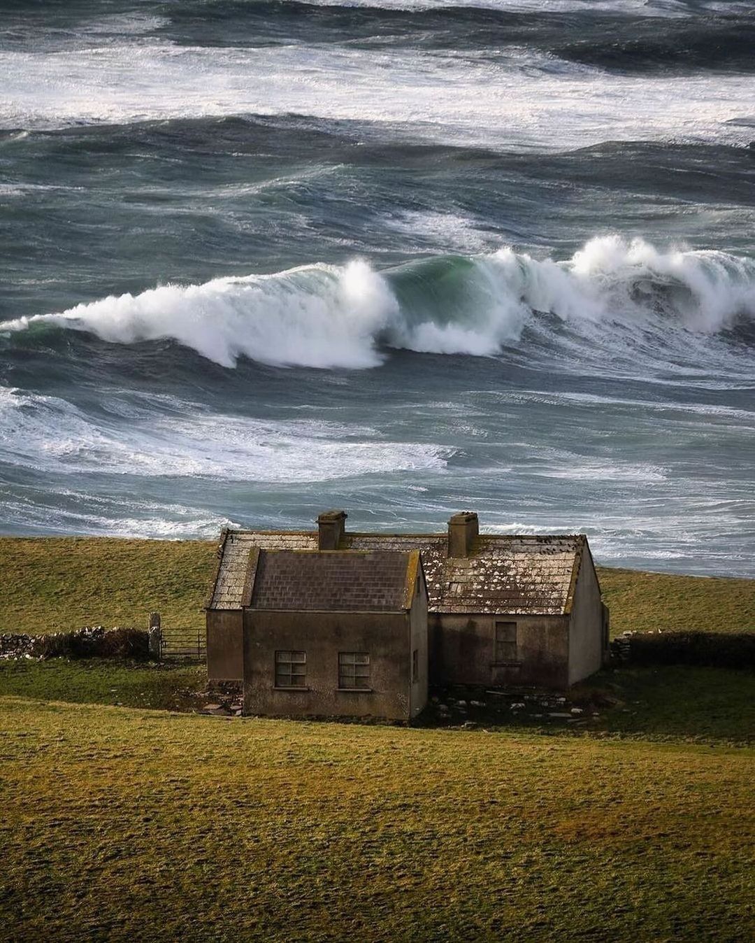 1080x1348, 316 Kb / Домик, трава, берег, волна, волны, дом