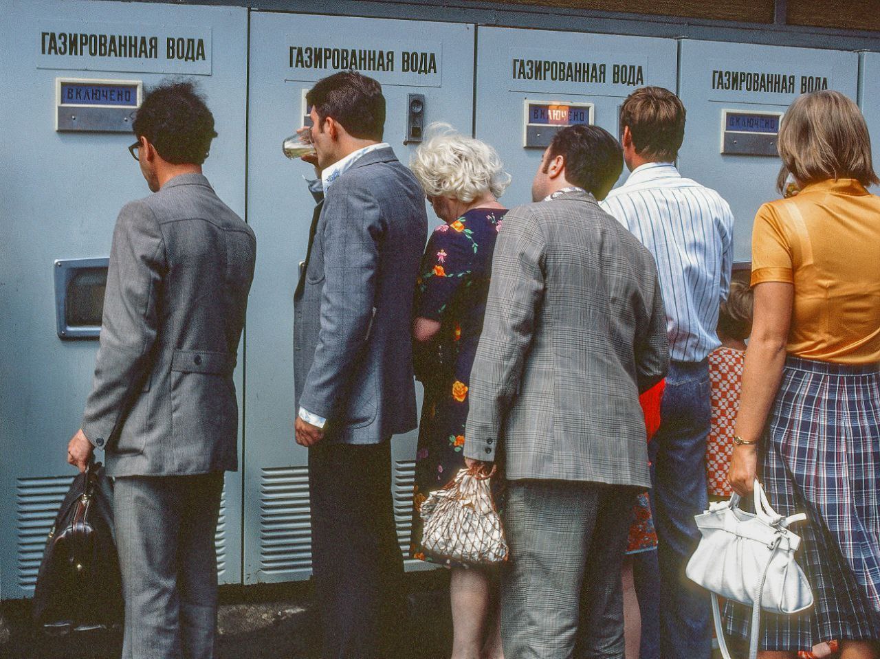 1280x959, 276 Kb / Очередь, Москва, СССР, газировка, вода, торговый автомат, вендинг, пиджак