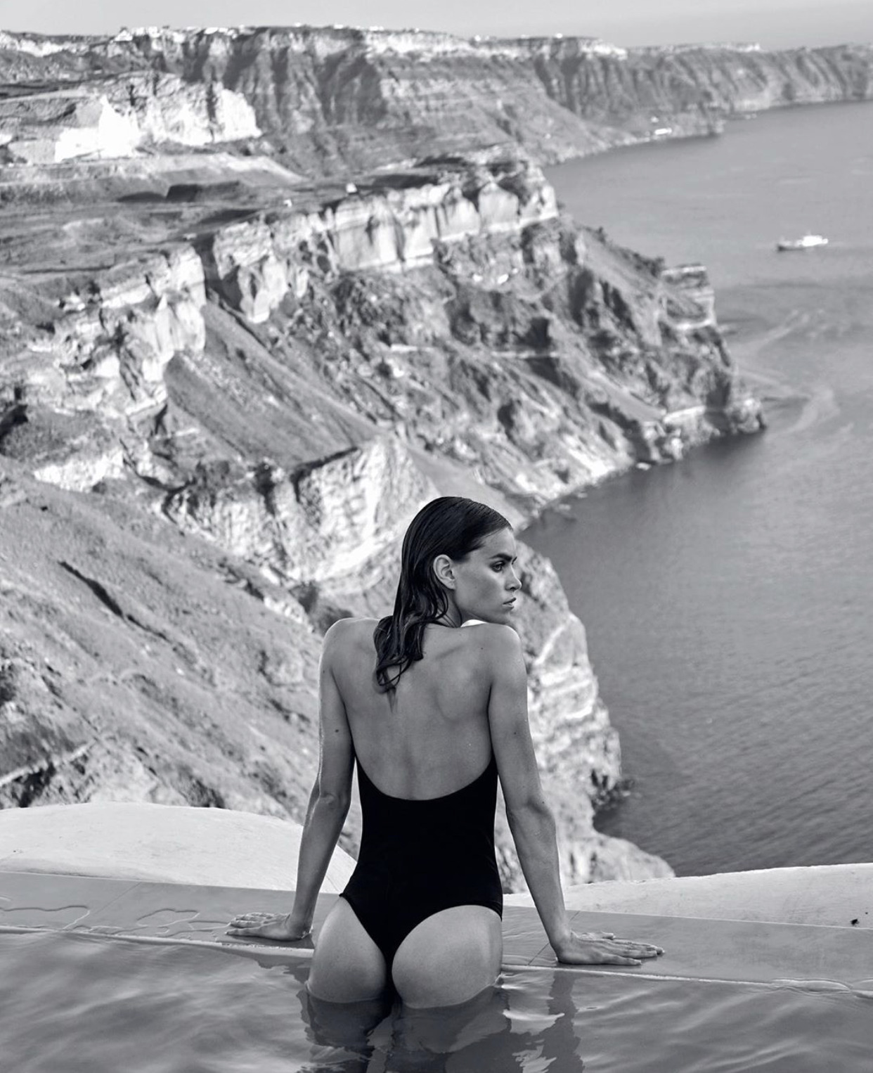 1242x1526, 363 Kb / ч/б, купальник, бассейн, Греция, горы, скалы, обрыв, Olivia Aarnio