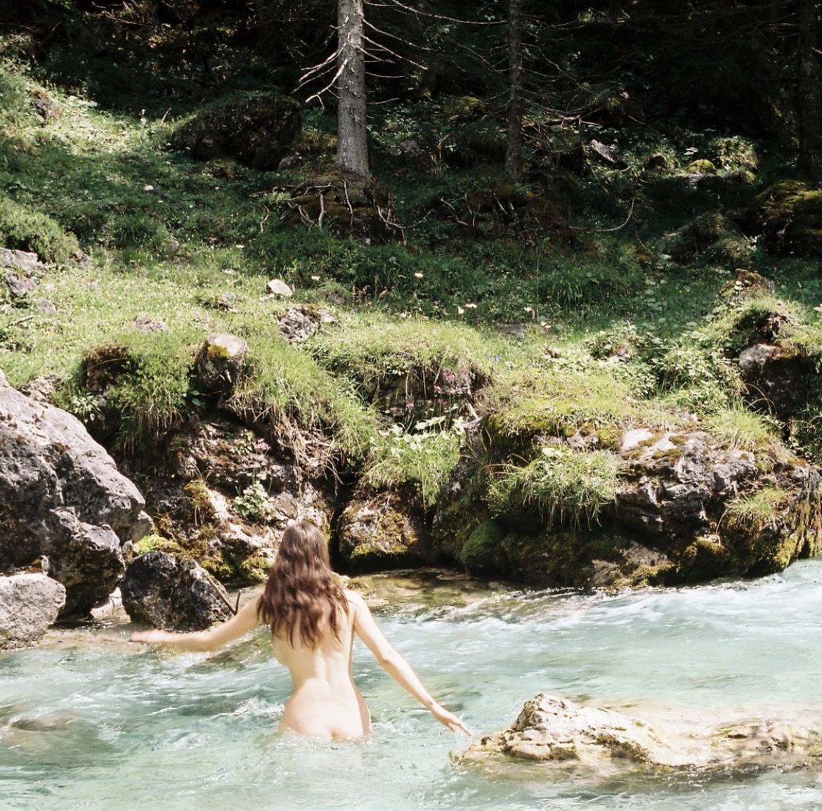 1170x1154, 335 Kb / Река, голая, лес, камни, дерево, локоны, попа, горы, Sarah Rose Mcdaniel, krotchy