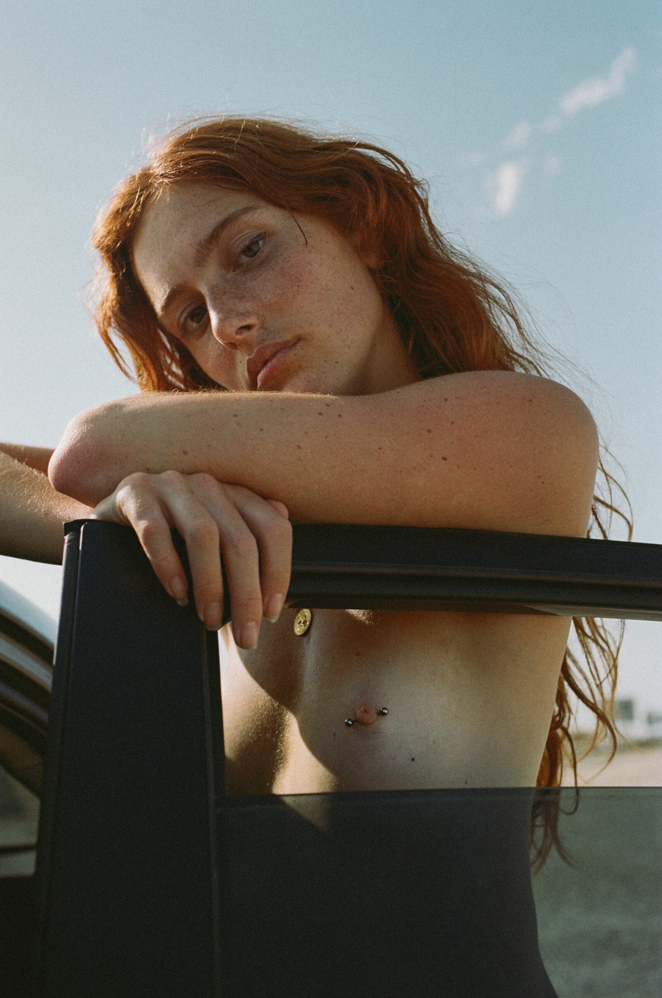 1358x2048, 624 Kb / Lena Ballayre, рыжая, автомобиль, дверь, веснушки, пирсинг, цепочка, кулон, медальон