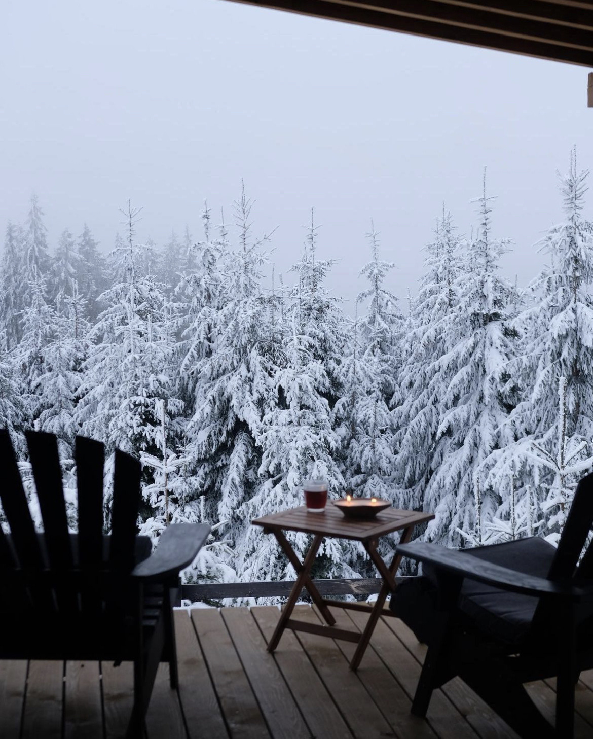 1170x1457, 436 Kb / ель, деревья, лес, снег, веранда, кресло, стол, свеча, стакан