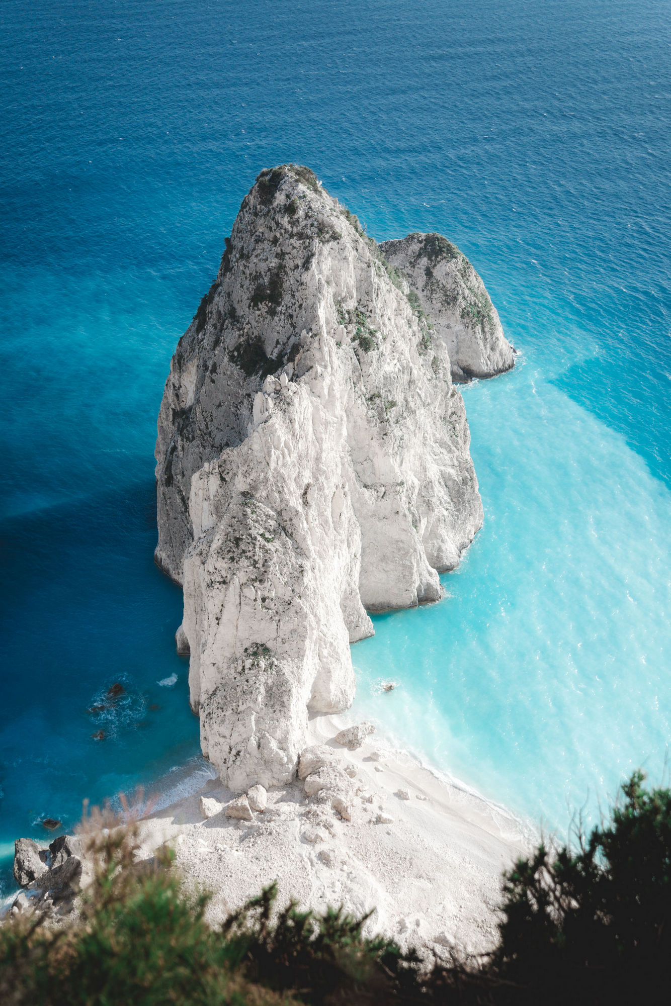 1334x2001, 632 Kb / скала, море, пляж, пейзаж, обрыв