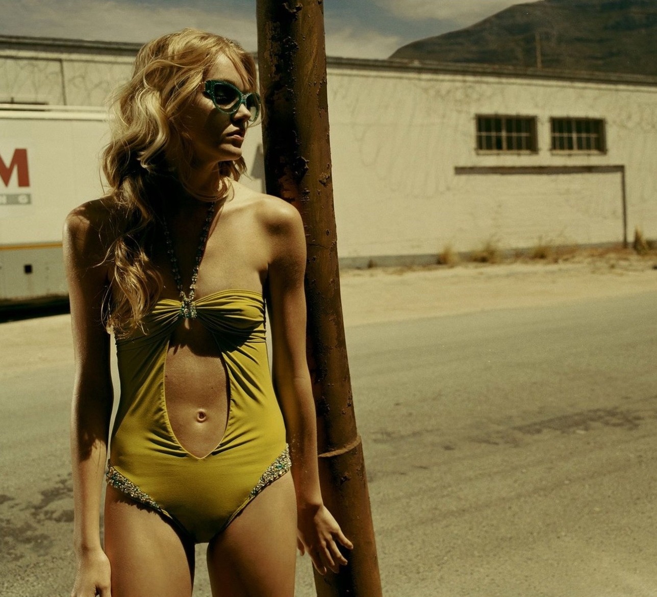 1288x1170, 305 Kb / блондинка, локоны, очки, купальник, столб, пупок, Lindsay Ellingson