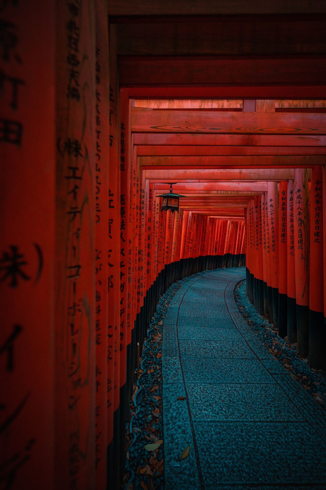 1280x1920, 298 Kb / Столбы, дорога, туннель, коридор, фонарь, иероглифы