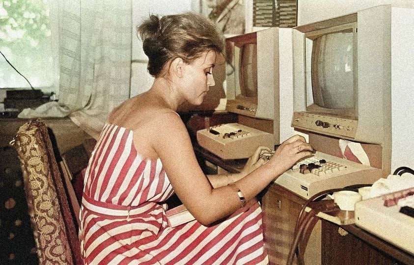 843x540, 138 Kb / Платье, полоски, оператор, ЭВМ, СССР, браслет